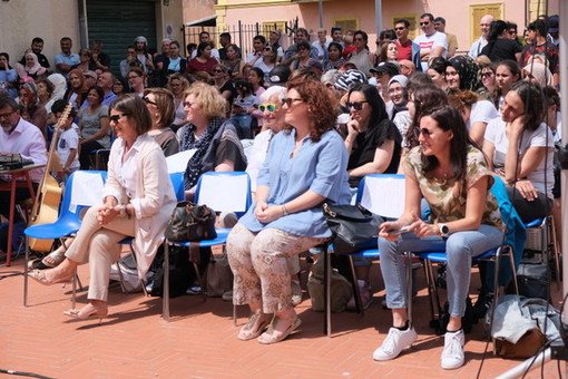 Imperia: festa di fine anno per la scuola Primaria di piazza Mameli con l'Assessore Laura Gandolfo Imperia: festa di fine anno per la scuola Primaria di piazza Mameli con l'Assessore Laura Gandolfo