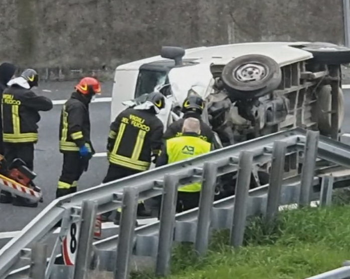 Sanremo: si capotta con il furgone ma si ferisce lievemente, incidente sulla A10 in direzione Genova (Foto e Video)