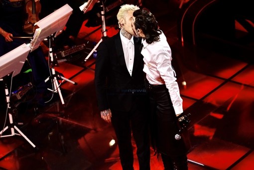Festival di Sanremo: bacio tra Rosa Chemical e Fedez, il Gip di Imperia archivia l'accusa per atti osceni Festival di Sanremo: bacio tra Rosa Chemical e Fedez, il Gip di Imperia archivia l'accusa per atti osceni