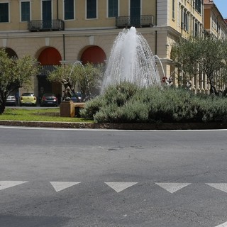 Imperia: ripristinato il funzionamento della fontana di piazza Dante, si attendono ora orologio e ascensori