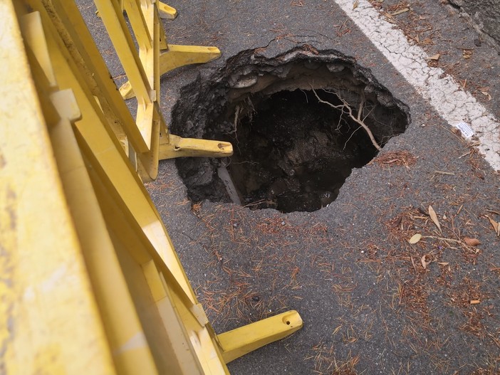 Imperia: voragine in via Fanny Roncati Carli l'assessore Gandolfo annuncia "In una settimana, dieci giorni interverremo"