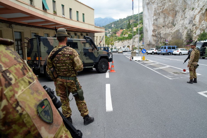 Militari in servizio presso Ponte San Ludovico in Ventimiglia
