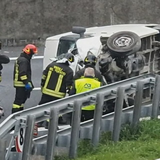 Sanremo: si capotta con il furgone ma si ferisce lievemente, incidente sulla A10 in direzione Genova (Foto e Video)