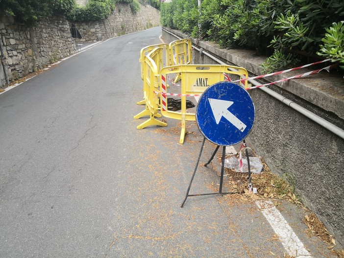 Imperia: iniziati i lavori di sostituzione della tubatura fognaria in via Fanny Roncati Carli, senso unico alternato nel tratto interessato Imperia: iniziati i lavori di sostituzione della tubatura fognaria in via Fanny Roncati Carli, senso unico alternato nel tratto interessato