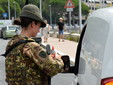 Militare effettua un controllo alla circolazione stradale