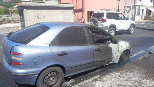 Diano Marina: auto in fiamme sull'Aurelia, intervento dei Vigili del Fuoco (Foto)