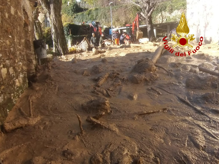 Rezzo: continua a muoversi la frana a Cenova, dopo il movimento di ieri oggi sarà svuotato il serbatoio del gas (Foto e Video) Rezzo: continua a muoversi la frana a Cenova, dopo il movimento di ieri oggi sarà svuotato il serbatoio del gas (Foto e Video)