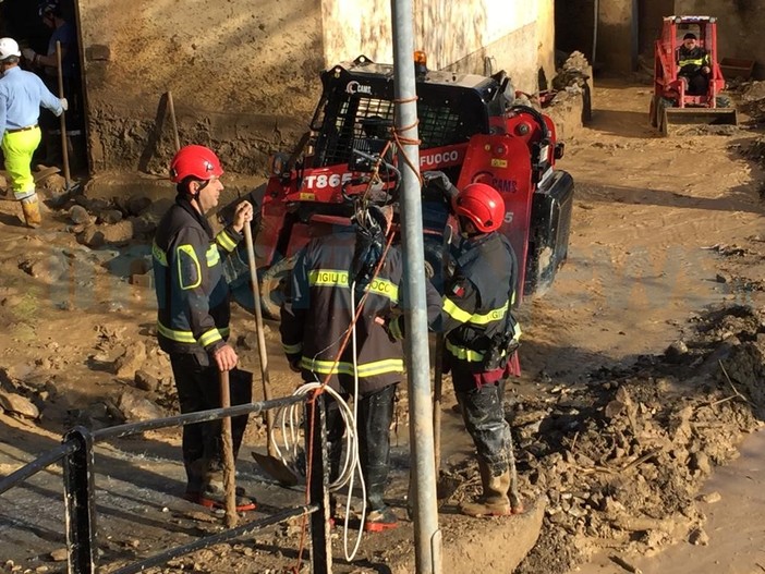 Rezzo: la frana si è mossa di nuovo, due case investite dal fango ma si lavora per pulire tutto (Foto e Video) Rezzo: la frana si è mossa di nuovo, due case investite dal fango ma si lavora per pulire tutto (Foto e Video)