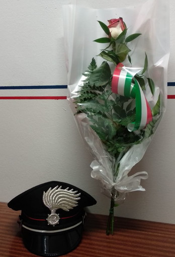 Consegnano fiori ai Carabinieri: la vicinanza dei cittadini imperiesi dopo l'omicidio di Mario Cerciello Rega Consegnano fiori ai Carabinieri: la vicinanza dei cittadini imperiesi dopo l'omicidio di Mario Cerciello Rega