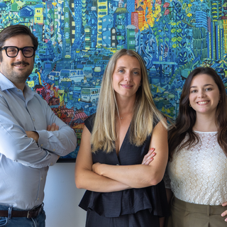Foto del team: da sinistra Nicolas Guillaud de Saint Ferréol, CEO di Apiwork, al centro Julie Bertany, direttrice di Livein, e a destra Marion Hayet, project manager web di Livein. Ph @ambrechiarelli