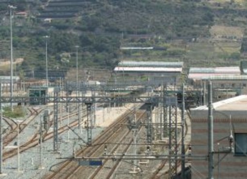 Dal 3 al 5 luglio per lavori sospesa la circolazione dei treni tra Taggia e Mentone, garantito il servizio di bus sostitutivi Dal 3 al 5 luglio per lavori sospesa la circolazione dei treni tra Taggia e Mentone, garantito il servizio di bus sostitutivi