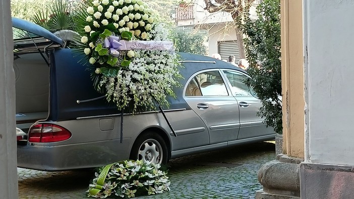 Morire per una bolletta da 15mila euro, chiesa gremita per dire addio a Caterina Giovinazzo (Foto e video) Morire per una bolletta da 15mila euro, chiesa gremita per dire addio a Caterina Giovinazzo (Foto e video)