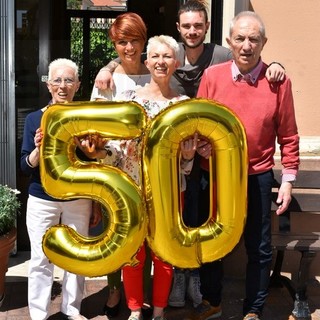 Diano Marina: grande festa ieri nei locali della vecchia stazione per i 50 anni di attività dell'edicola (Foto)