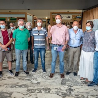 I momenti durante la visita di Ferruccio Sansa al mercato annonario di Sanremo.