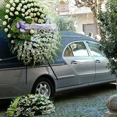 Morire per una bolletta da 15mila euro, chiesa gremita per dire addio a Caterina Giovinazzo (Foto e video)
