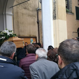Camporosso: chiesa e piazza stracolme per l'ultimo saluto a Giuseppe De Leo officiato dal Vescovo Suetta