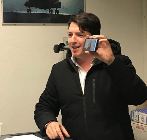 Ieri sera Silvio Berlusconi in Consiglio comunale a Caravonica: in videochiamata con Francesco Dulbecco (Foto)