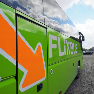 FlixBus amplia il servizio lungo la Riviera di Ponente: collegate per tutta l’estate 20 località balneari