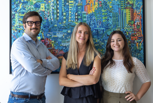 Foto del team: da sinistra Nicolas Guillaud de Saint Ferréol, CEO di Apiwork, al centro Julie Bertany, direttrice di Livein, e a destra Marion Hayet, project manager web di Livein. Ph @ambrechiarelli