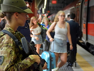 Militari in servizio di pattugliamento presso Stazione ferroviaria di Porta Susa (TO)