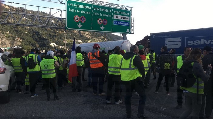 Ventimiglia: sbloccata la situazione al valico della A10, i 'Gilet Jaunes' si spostano nella zona della 'Turbie' (Foto e Video)
