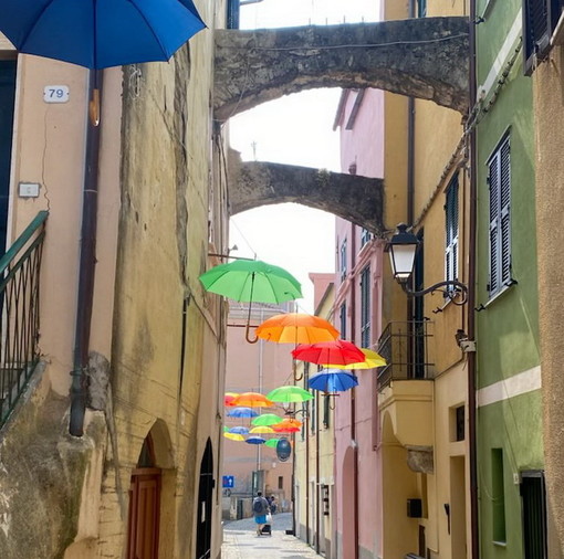 Santo Stefano al Mare: da oggi una 'galleria sospesa' con ombrelli colorati nel centro storico (Foto)