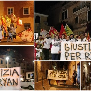 Manifestazione dalla città alta al Comune, Ventimiglia chiede &quot;Giustizia per Ryan&quot; (Foto e video)