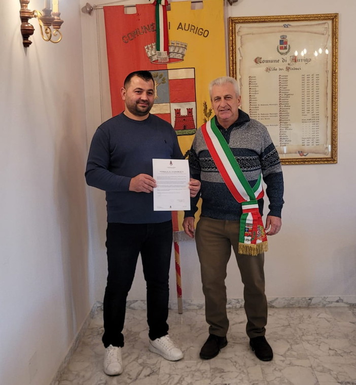 Aurigo: oggi il giuramento di fedeltà alla Costituzione per un nuovo cittadino Aurigo: oggi il giuramento di fedeltà alla Costituzione per un nuovo cittadino