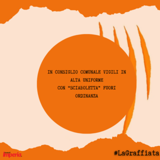LA GRAFFIATA.  In consiglio comunale vigili in alta uniforme con "Sciaboletta" fuori ordinanza