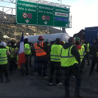 Ventimiglia: sbloccata la situazione al valico della A10, i 'Gilet Jaunes' si spostano nella zona della 'Turbie' (Foto e Video)