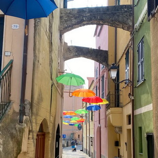 Santo Stefano al Mare: da oggi una 'galleria sospesa' con ombrelli colorati nel centro storico (Foto)