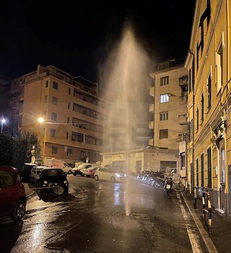 Due guasti alle tubazioni dell'acqua: Vigili del Fuoco e Rivieracqua all'opera a Imperia e Sanremo Due guasti alle tubazioni dell'acqua: Vigili del Fuoco e Rivieracqua all'opera a Imperia e Sanremo