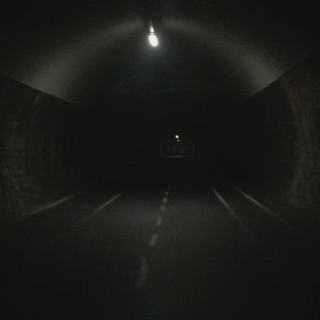 Pista ciclabile nel degrado: la galleria tra Sanremo ed Ospedaletti è buia e pericolosa, la denuncia corre sul web (Video)