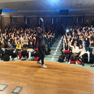 470 studenti imperiesi per la 'lezione' antidroga di Giorgia Benusiglio "Spero che la mia esperienza negativa serva a questi ragazzi, legalizzazione? Per ora utopia" (Foto e video) 470 studenti imperiesi per la 'lezione' antidroga di Giorgia Benusiglio "Spero che la mia esperienza negativa serva a questi ragazzi, legalizzazione? Per ora utopia" (Foto e video)