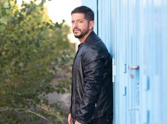 Poco dopo mezzogiorno su Radio Onda Ligure 101 la 'Targa Tenco' Giuseppe Anastasi presenta il suo nuovo singolo Poco dopo mezzogiorno su Radio Onda Ligure 101 la 'Targa Tenco' Giuseppe Anastasi presenta il suo nuovo singolo