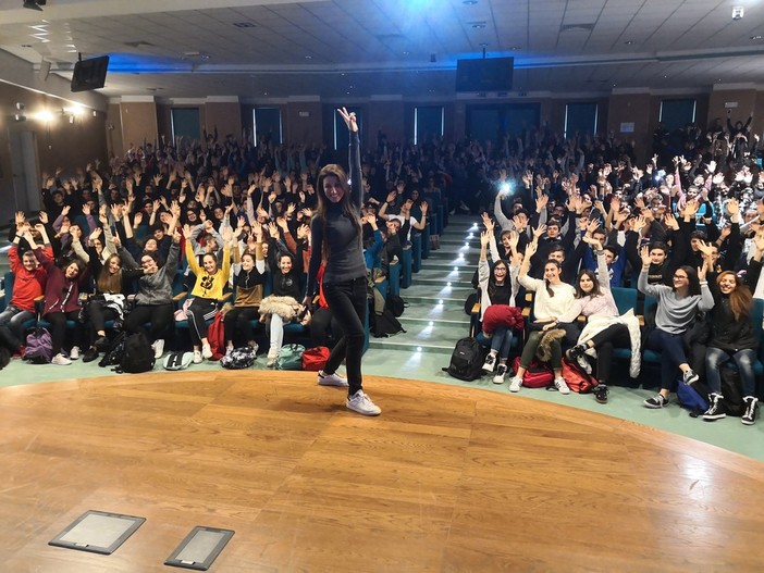 470 studenti imperiesi per la 'lezione' antidroga di Giorgia Benusiglio "Spero che la mia esperienza negativa serva a questi ragazzi, legalizzazione? Per ora utopia" (Foto e video) 470 studenti imperiesi per la 'lezione' antidroga di Giorgia Benusiglio "Spero che la mia esperienza negativa serva a questi ragazzi, legalizzazione? Per ora utopia" (Foto e video)