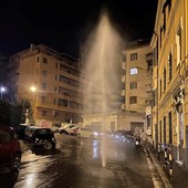 Due guasti alle tubazioni dell'acqua: Vigili del Fuoco e Rivieracqua all'opera a Imperia e Sanremo