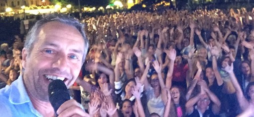 Musica ed animazione con Gianni Rossi in Piazza Martiri della Libertà di Diano Marina