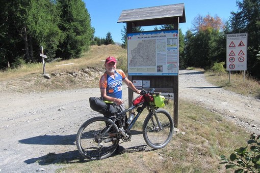 Un viaggio in bicicletta per promuovere il turismo nel Parco delle Alpi Liguri, ecco la nuova avventura di Giampiero De Zanet (Video)