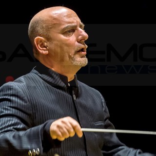 Giancarlo De Lorenzo dirige l'Orchestra Sinfonica di Sanremo al Teatro Cavour di Imperia