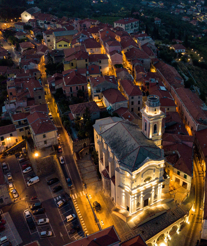 A Diano Castello sbarca 'Gin nel borgo', una serata tra drink, cibo e musica A Diano Castello sbarca 'Gin nel borgo', una serata tra drink, cibo e musica