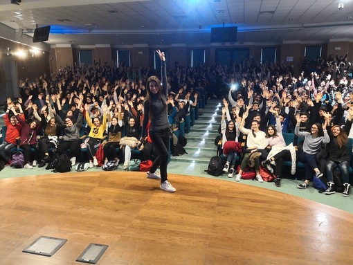 470 studenti imperiesi per la 'lezione' antidroga di Giorgia Benusiglio "Spero che la mia esperienza negativa serva a questi ragazzi, legalizzazione? Per ora utopia" (Foto e video) 470 studenti imperiesi per la 'lezione' antidroga di Giorgia Benusiglio "Spero che la mia esperienza negativa serva a questi ragazzi, legalizzazione? Per ora utopia" (Foto e video)