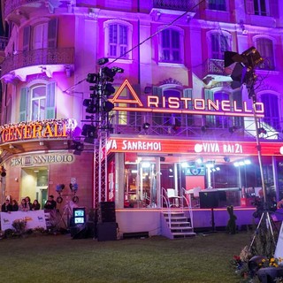 Glass Studio con Fiorello all’esterno del Teatro Ariston