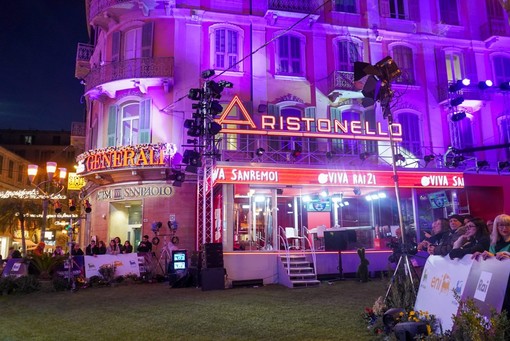 Glass Studio con Fiorello all’esterno del Teatro Ariston