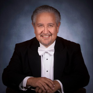Hector Guzman dirige l'Orchestra Sinfonica di Sanremo al Teatro Cavour di Imperia