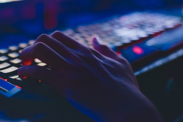 Caso di 'Revenge porn' a Ventimiglia: si fa mandare foto e video hot da una minorenne e poi la ricatta, indagato dalla Polizia