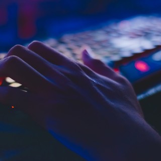 Caso di 'Revenge porn' a Ventimiglia: si fa mandare foto e video hot da una minorenne e poi la ricatta, indagato dalla Polizia