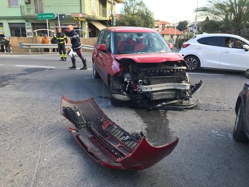 Riva Ligure: auto passa forse col rosso, violento scontro all'incrocio sull'Aurelia, due feriti lievi (Foto)