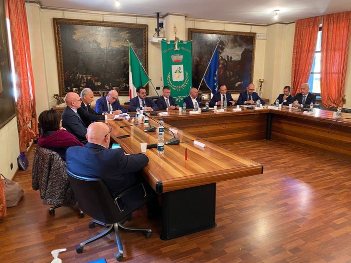 Dire di tutto per fare niente: 12 anni dopo, per passare sotto il Tenda si viaggerà a senso unico alternato? Dire di tutto per fare niente: 12 anni dopo, per passare sotto il Tenda si viaggerà a senso unico alternato?