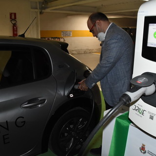 La colonnina per la ricarica delle auto elettriche all'interno del Palafiori